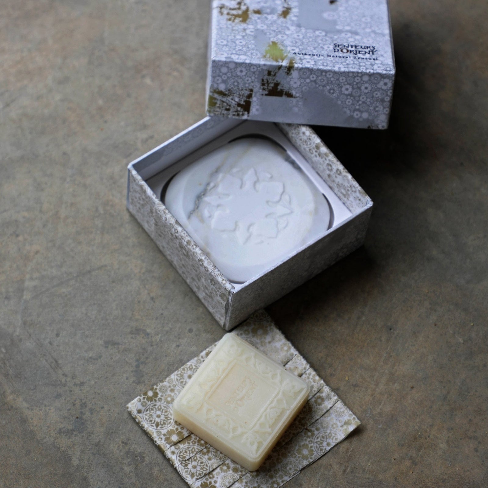 White Arabescato Marble Soap Plate Senteurs d'Orient
